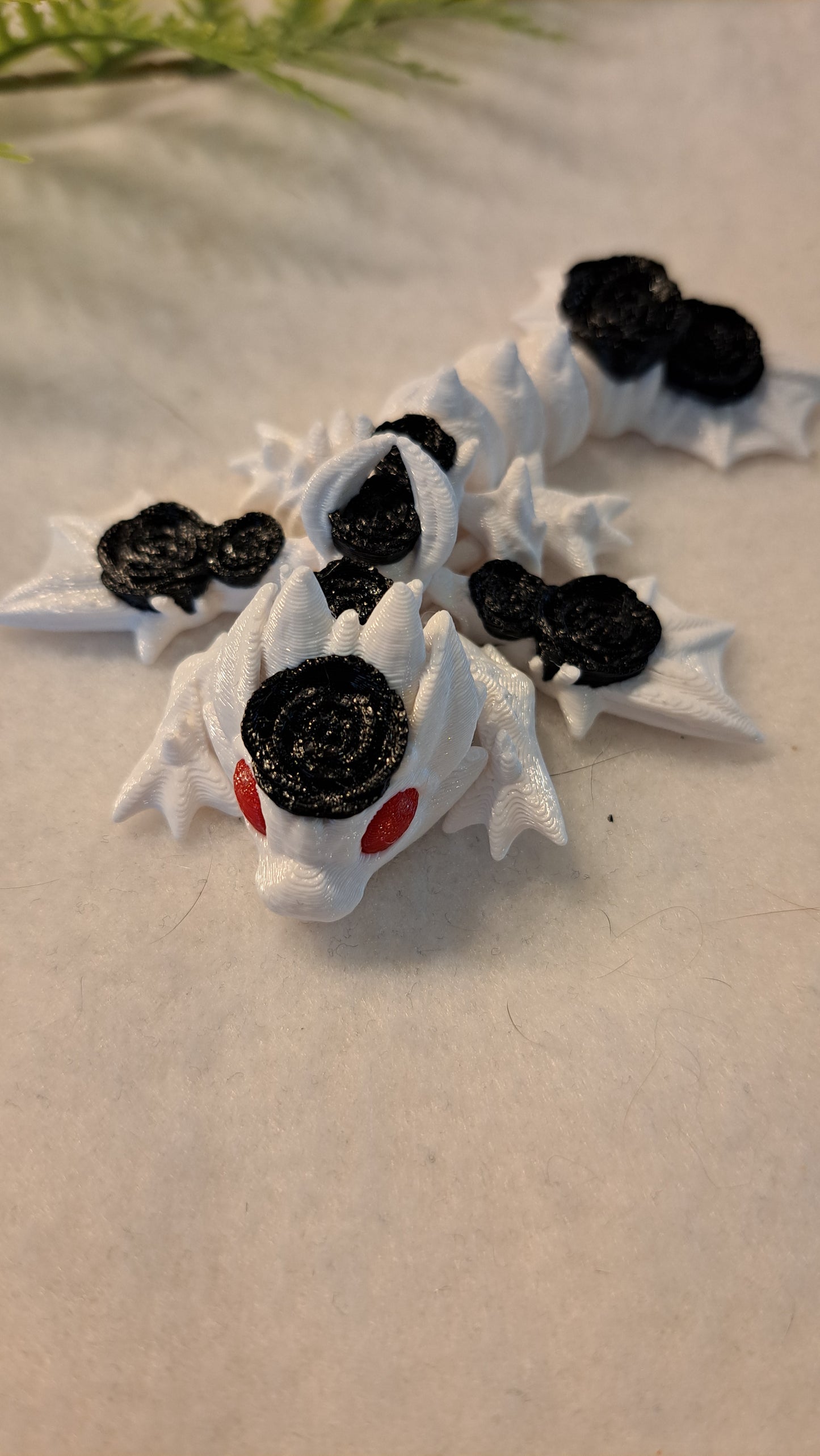 Rosen Drache mit schwarzen Rosen